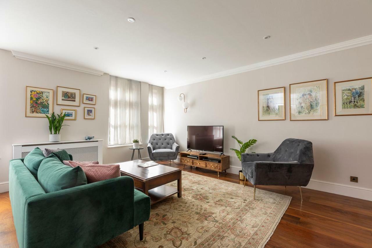 Appartamento Joivy Beautiful 2 Bed Apt In The Heart Of Mayfair, Close To Tube Londra Esterno foto