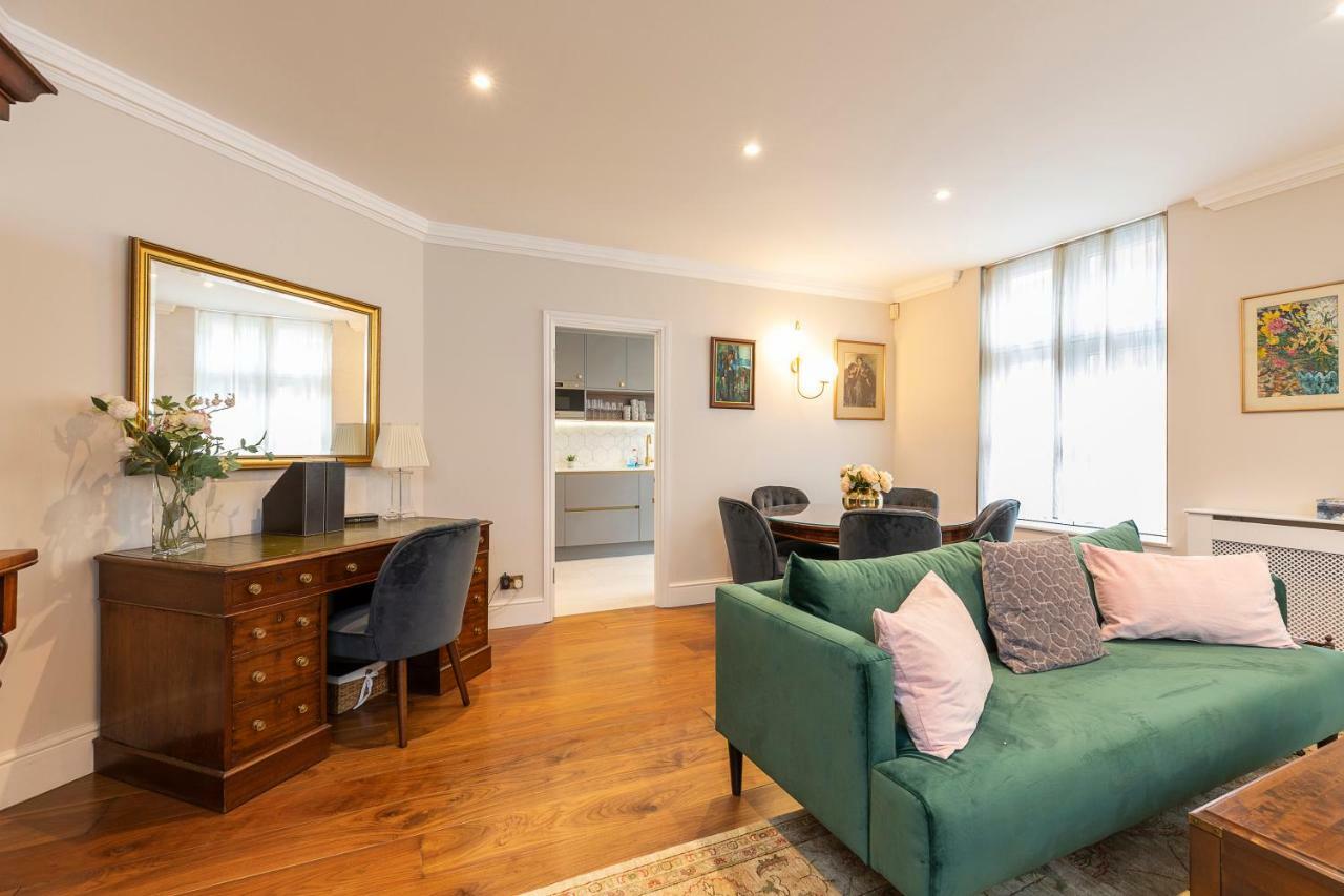 Appartamento Joivy Beautiful 2 Bed Apt In The Heart Of Mayfair, Close To Tube Londra Esterno foto